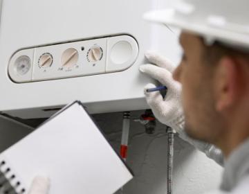 Travailleur réparant un chauffe eau